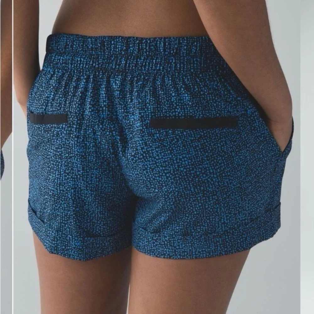 EUC - Lululemon Spring Break Away Short II Blue and Black Print Size 4